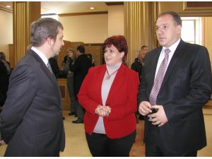 Kosova’da Türk Milletvekiline Taşlı Saldırı