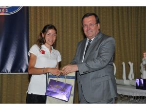 Akü’nün Başarılı Milli Sporcuları Ödüllendirildi