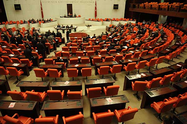 Mahir Ünal Yerini Korudu