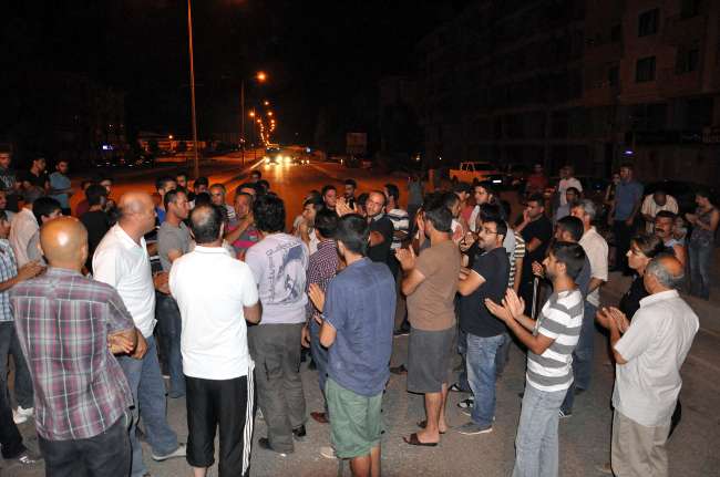 Kazalara isyan edip yolu kapattılar