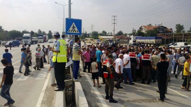 Köylüler Karayolunu Trafiğe Kapattı