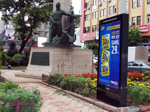 Eski Adliye’nin Önündeki Billboardlar Söktürüldü!