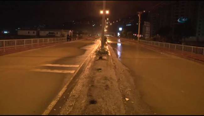 Dev Dalgalar Karayolunu Vurdu