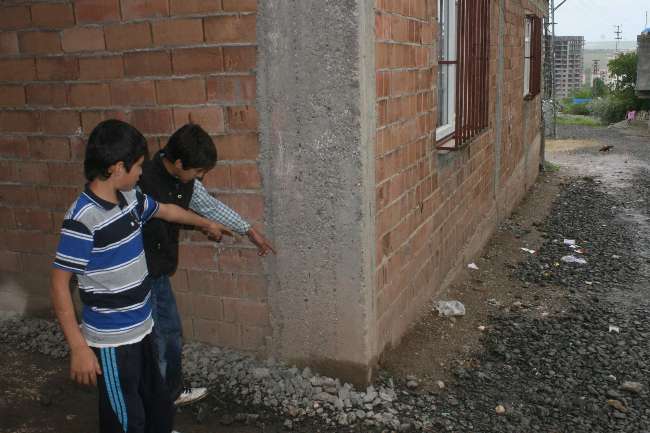 Oynadığı Cisim Elinde Patladı