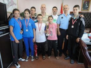 Şampiyon Karatecilerden Başkan Ertan’a Ziyaret
