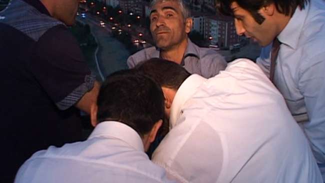 Borcunu Ödeyemeyince Viyadüğe Çıktı