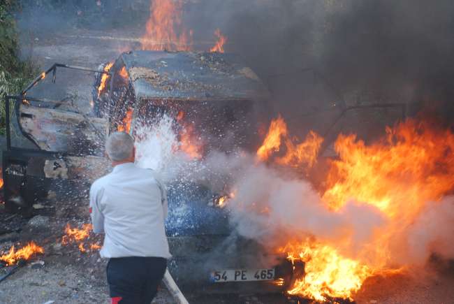 Çakmakla Oynayan Çocuk Amcasının Otomobilini Yaktı