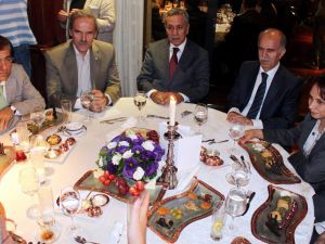 Arınçtan Bursada Muhalefete Zeytin Dalı