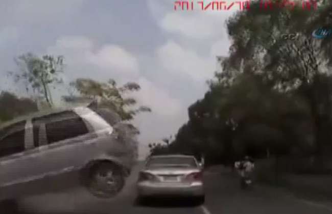 Ters Yöne Giren Araç Trafiği Alt Üst Etti