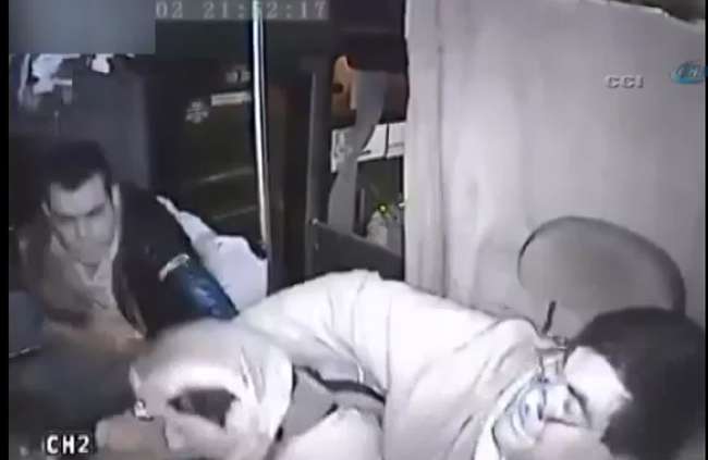 Bıçaklı soyguncu dayak yedi