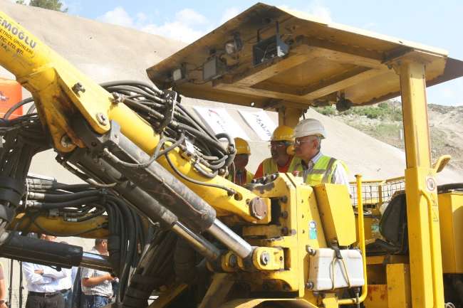 Bakan İş Makinesiyle Tünel Açtı