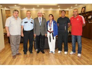 Başkan Sakallı Türkiye Üçüncüsü Beyza Burkaş’ı Ağırladı