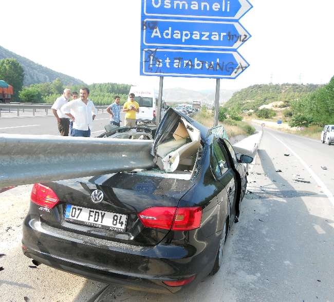 Araç Bariyerlere Girdi: 1 Ölü