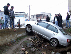 OTOMOBİL SAMANLIĞA UÇTU