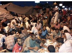 İhh İnsani Yardım Vakfı, Adeviyye Meydanı’nda 10 Bin Kişiye İftar Verdi