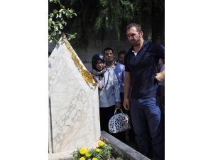 Altın Kemeri Babasının Mezarına Getirdi