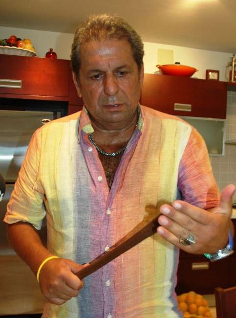 Toroğlu, Sopayla Hırsız Bekliyor