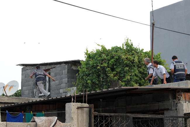 Çete Lideri Damdan Dama Kaçtı
