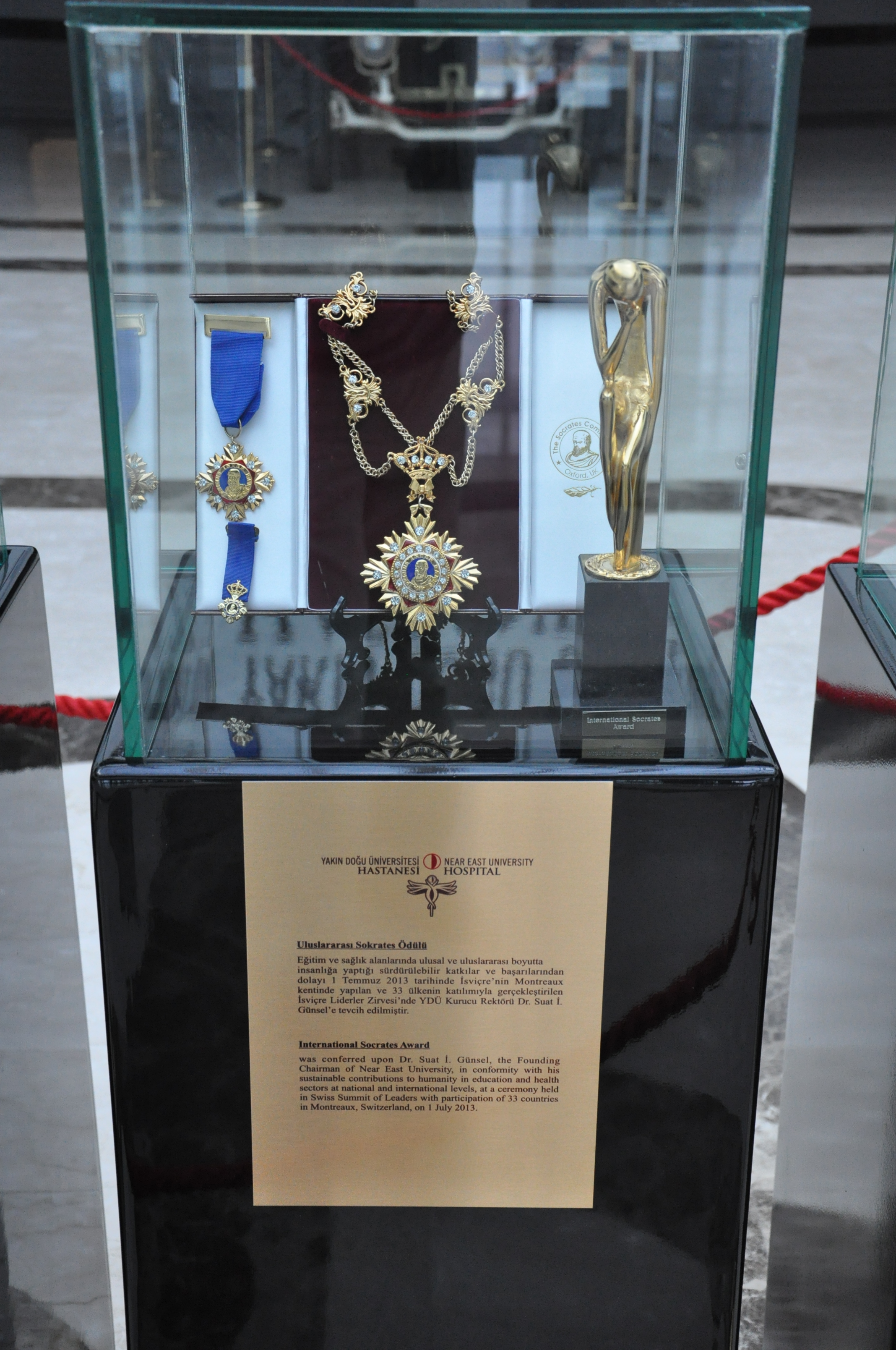 KKTC adına Alınan Ödüller Yakın Doğu Üniversitesi Hastanesinde Sergilenmeye Başladı