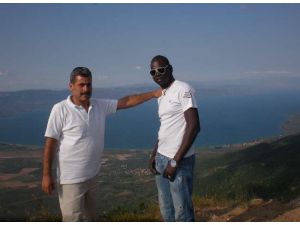 Senegalli Atletin Bin Metrede İftar Keyfi