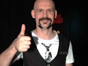 Ezan Okuyunca Şovunu Durdurdu