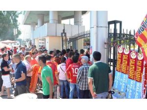 Galatasaray-malaga Maçına Yoğun İlgi