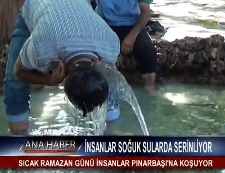 İnsanlar Soğuk Sularda Serinliyor