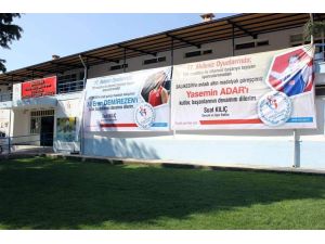 Bakan Kılıçtan Milli Sporculara Pankartlı Kutlama