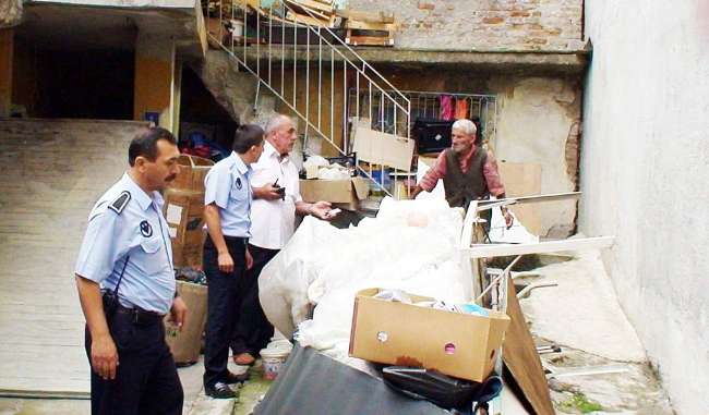 Evden 5 kamyon çöp çıktı