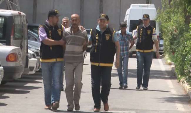 Kapıcı, Hasmını Öldürdü