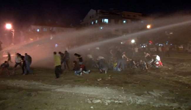 ’Ağaç’ protestosunda polise taş attılar