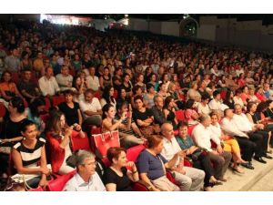 Ünlü Sanatçılar Bir Araya Geldi