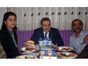 Ayakkabı Boyacısının Evinde Sahur Yaptı