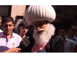 Ünlü Sanatçı İstiklal’de Eşekle Gezdi