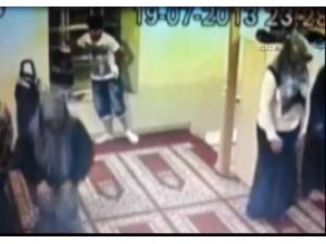 Teravih Namazı Kılan Kadınların Çantasını Böyle Çaldılar
