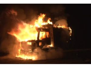 Kamyon Yandı, Sürücü Canını Zor Kurtardı