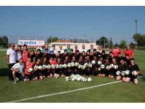 Sinecek Alt Yapıya Top Bağışladı Ve Kombine Bileti Aldı