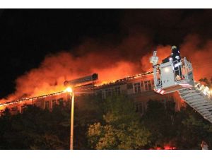 Özel Okul Alevlere Teslim