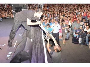 Sahnede Yırtılan Ayakkabısını Hayranına Hediye Etti