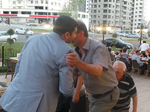 Ömer Özkan’dan Dostlarına İftar Yemeği