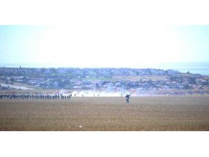 Göstericilerden Tehlikeli Oyun