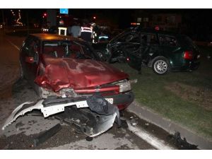 Üç Araç Birbirine Girdi: 17 Yaralı