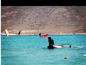 Petek Dinçöz’ün Sörf Keyfi