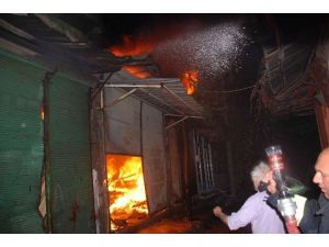 Tarihi Oturakçılar Pazarında Yangın