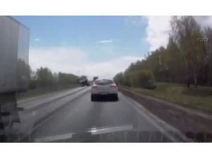 Önündeki Kamyonu Sollarken Böyle Devrildi