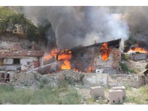 Tecavüz İddiasıyla Evi Ateşe Verdiler