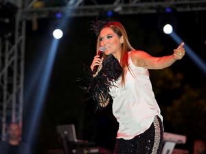 Demet Akalın Hayranlarıyla Buluştu