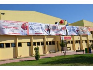 Şampiyonlar Afişle Onurlandırıldı