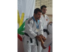 Veysi Göz, Engelliler Olimpiyatı’ndan Gümüşle Döndü