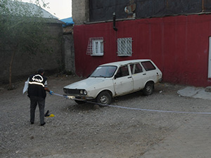 Polisten Kaçarken Etrafa Silah Saçtılar !